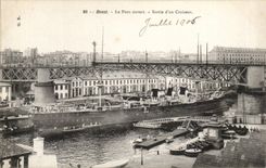 CPA Brest Le pont ouvert Sortie d'un croiseur (bateau)