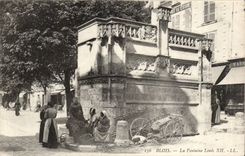 CPA Blois the fountain Louis XII (folklore costume)