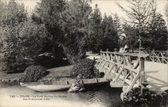 CPA Tours Le pont du lac du jardin des Prebandes d'Oe (folklore femme coiffe)