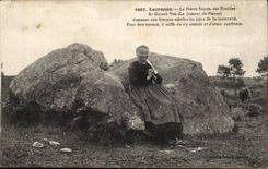 Locronan - Pierre Sacree of the Druids - Young girl - CPA