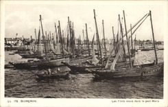 Quiberon - blue nets in the Maria port - CPA