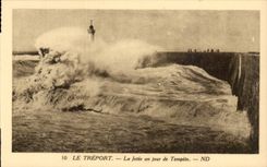 Treport - der Pier und ein Tag vom Sturm - CPA Leuchtturm-Leuchtturm