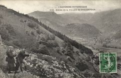 CPA Auvergne Entrance of Al valley of Chaudefour Nice shot Mountaineers