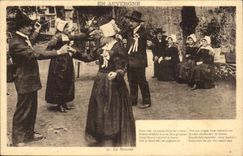 CPA In Auvergne flock (folklore costume dances)