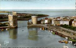 La Rochelle CPA der Hafen an den unteren zwei Tours