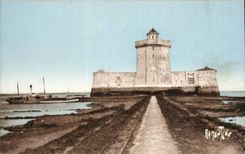 Fort Louvois CPA has low tide the loading of the passengers for the island of oleron is done at the edge of the dam