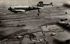 CPA PHOTO Bomber and parachutists