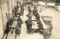 CPA Militaria Real photo Soldiers with the grub