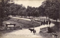 CPA Militaria TRompeloup German prisoners leaving the Lazaret to go to the wharves