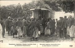 CPA Militaria Tirailleurs Algerian wound install in the buses of ambulance