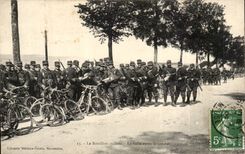CPA Militaria the battalion cyclist the halt after the combat (bicycle cycles cycling)