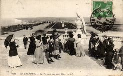 Treport - die Terrasse gesehen in Richtung zu den Meeren - CPA