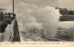 Dieppe - der Pier ein Tag des Sturms - CPA