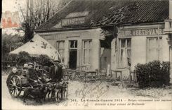 The Large War - 1914 - Belgians finding their destroyed house Netherlands has their return of - dog - CPA Voiture