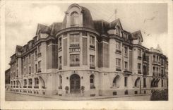 Berck Beach - the Regina - Its Flowered Garden and shade - CPA