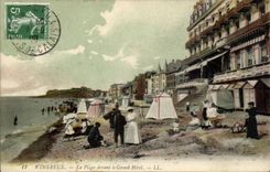 Wimereux - the Beach in front of the Large Hotel - CPA