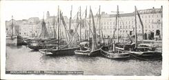 CPA Boulogne on Sea Boats of sin in the port (boat boat ship)
