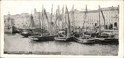 CPA Boulogne on Sea Boats of sin in the port (boat boat ship)