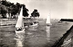 Pouliguen MODERN CARD Sailing leaving the port