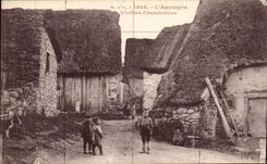 CPA Auvergne Old thatched cottages (folklore caps costume children)