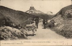 CPA Auvergne Arrival at the top of Puy de Dome (folklore caps costume ass donkey)