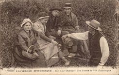 CPA Auvergne With the fields a wine cup of Auvergne (folklore caps costume)
