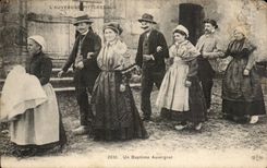 Pittorresque CPA Auvergne a Auvergnat baptism (folklore caps costume)