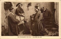 CPA Auvergne Auvergnats on their premises the prayer of the evening (folklore caps costume)
