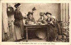 CPA Auvergne Auvergnats on their premises soup with cabbages (folklore caps costume)