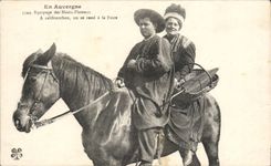 In Auvergne CPA Crew of high plateaus With - califourchon one goes to the fair (horse horse)