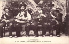 Auvergne CPA Players of hurdy-gurdy and Cabrettes (folklore costume)