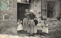 Auvergne CPA With the passage of the alpine gards On the road of Puy de Dome (folklore costume)