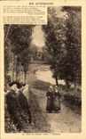 In Auvergne CPA In the sunken lane waiting (folklore costume)
