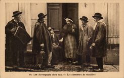 CPA Auvergnats on their premises singers of reveillers of Auvergne (folklore costume dances)