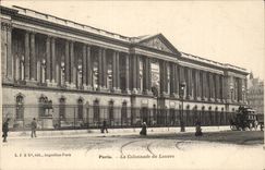 Paris CPA La colonnade du Louvre