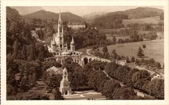 Lourdes - the War memorial and the Basilica - CPA