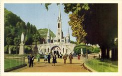 Lourdes - the Basilica - the Square - CPA