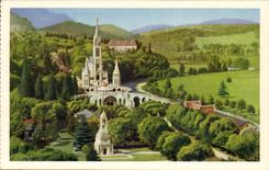 Lourdes - the Basilica - the War memorial - CPA