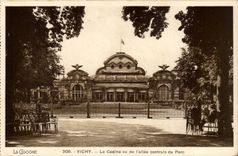 Vichy CPA Le casino vu de l'allee centrale du parc
