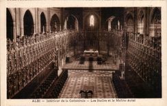 CPA Albi das der Kathedrale Innenraum und die Vorlagenofenbrucke festklemmt