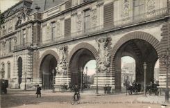 CPA Paris Le Louvre Les guichets Cote de la Seine