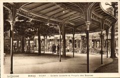 Vichy CPA Galerie couverte et Pergola des sources