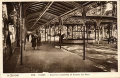 Vichy CPA Galerie couverte et source du parc