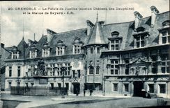 Gerichte Grenoble-CPA (altes Schloss der Delphine) und Statue von Bayard