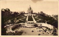 Paris CPA Vue panoramique du Sacre Coeur de Montmartre et de l'escalier monumental