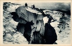 Chamonix CPA Traversee d'une crevasse au Mont Blanc