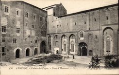 Avignon - der Gaumen der Papste - Haupthof - CPA