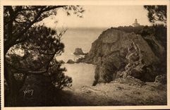 CPA Les iles d'Hyeres Porquerolles Le phare bati au sommet d'un escarpement de 83 m de haut