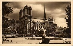 Paris - 4 - Notre Dame - Vue du Square Rene Vivani CPA 