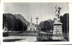 Lourdes - St Michel the cross of Breton and Basilica CPA